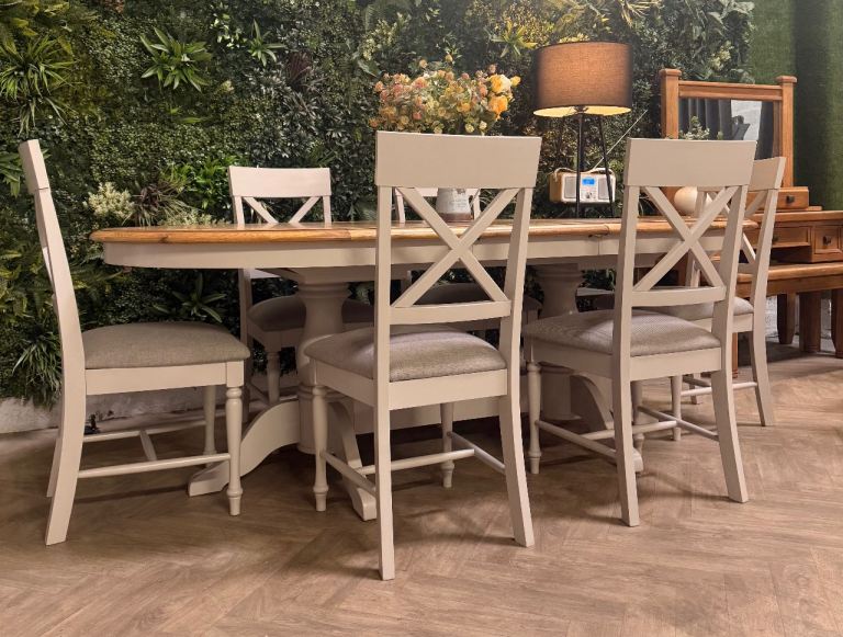 Large extending oak kitchen table & 6 chairs 