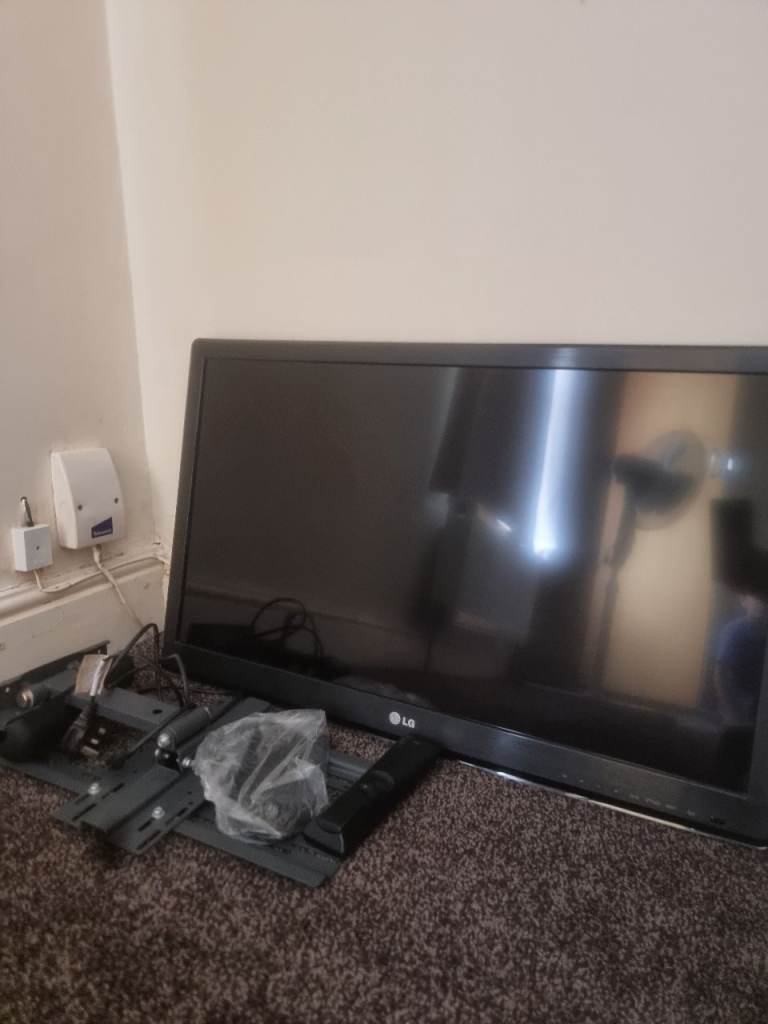 LG 32" Flat Screen TV with Wall Mount and Remote