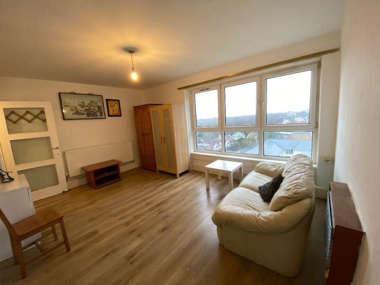 2 FURNISHED ROOM FLAT TO LET IN SW15 , CLOSE TO BARNES TRAIN STATION,NO AGENT!!!