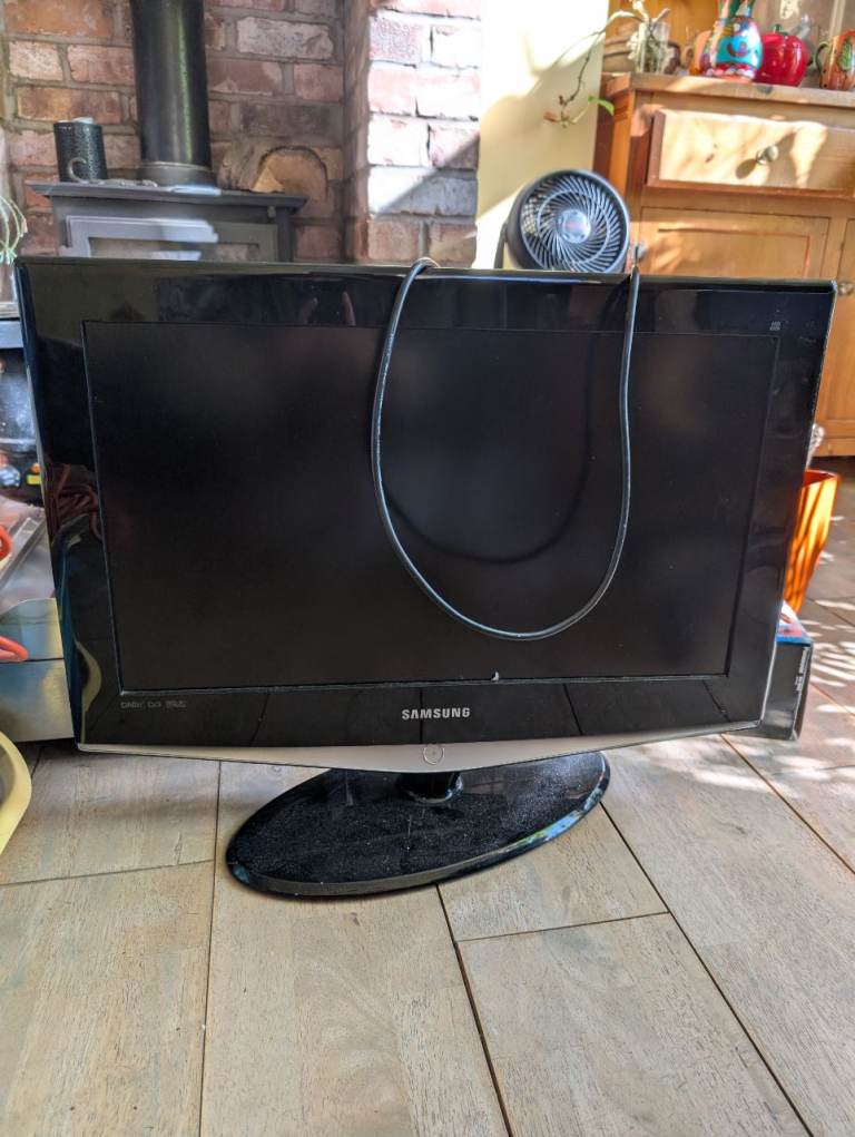 Samsung Flat Screen TV with Stand – Good Condition