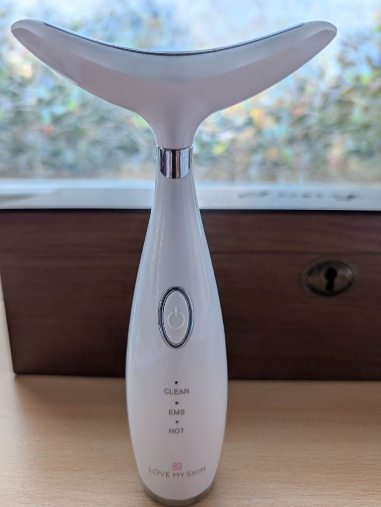 LOVE MY SKIN Facial and Neck Device – White, Good Condition