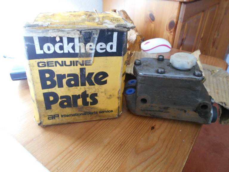 Lockheed combined brake/clutch master cylinder