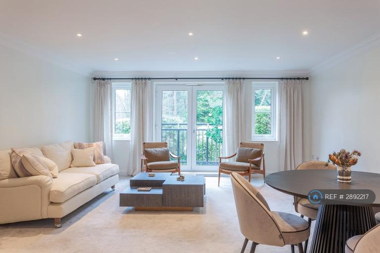 2 bedroom flat in Portsmouth Road, Esher, KT10 (2 bed) (#2892217)