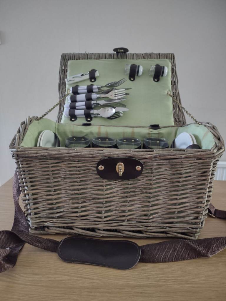 4 Person Lovely Rattan Picnic Basket Set – Good Condition