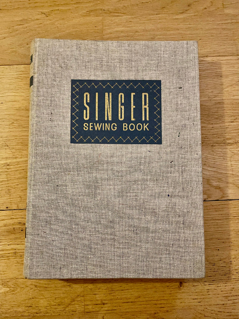 VGC VINTAGE 1954 SINGER SEWING BOOK - MARY BROOKS PICKEN (Antique Collectable)