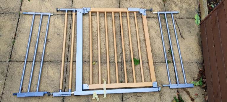 Extendable safety gate 