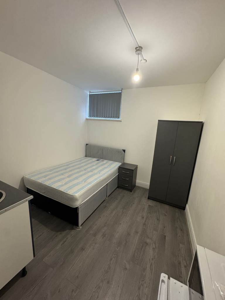 Self-Contained Studio Room with Private Bathroom – £575 PCM.