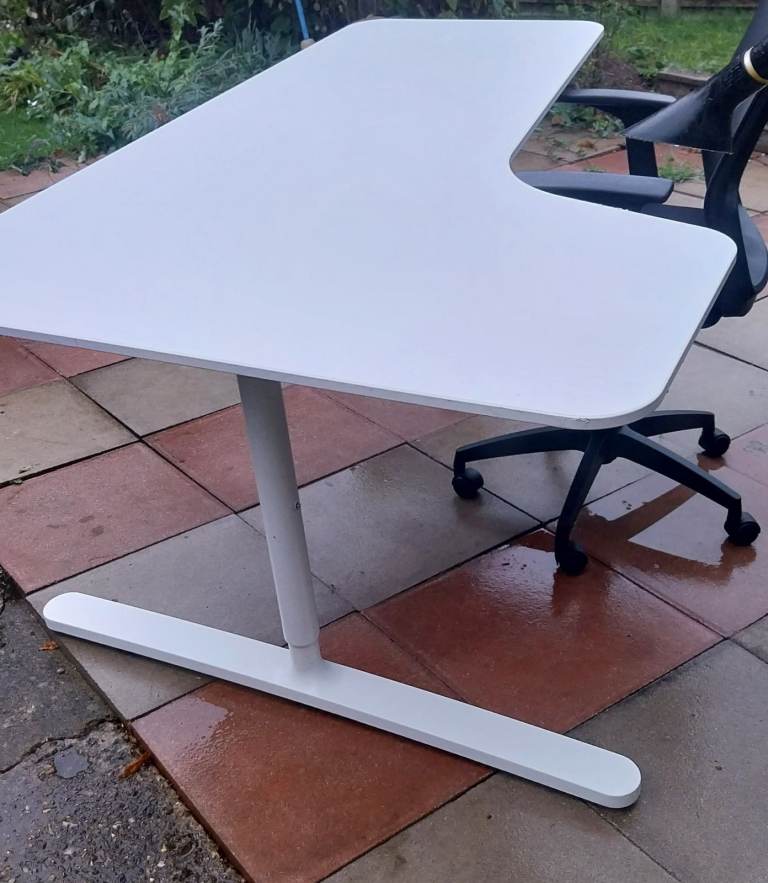 Computer table 
