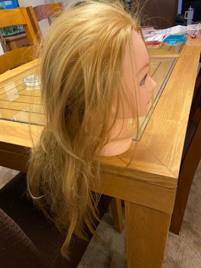 Hairdressing head for styling & cutting 
