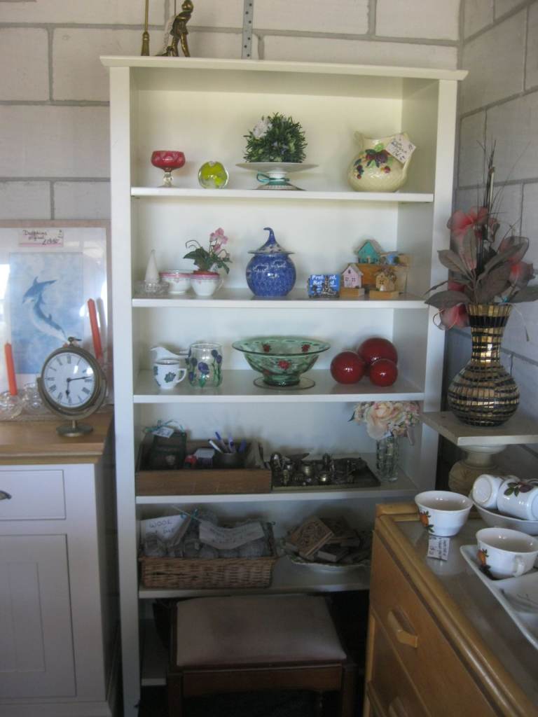 MODERN LARGE WHITE DISPLAY SHELVING - BOOKCASE. 6 TIERS, ADJUSTABLE SHELVING. DELIVERY AVAILABLE