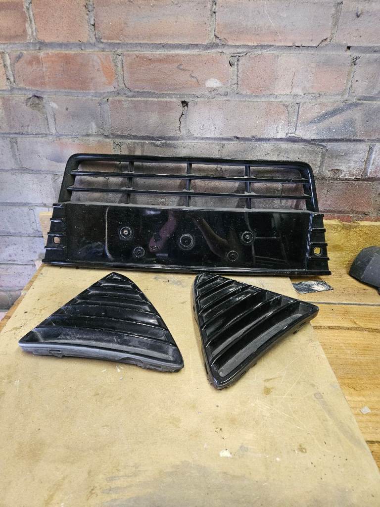 GENUINE FORD FOCUS MK3 FRONT BLACK GRILLS AND LOWER SIDE GRILLS IN BLACK 