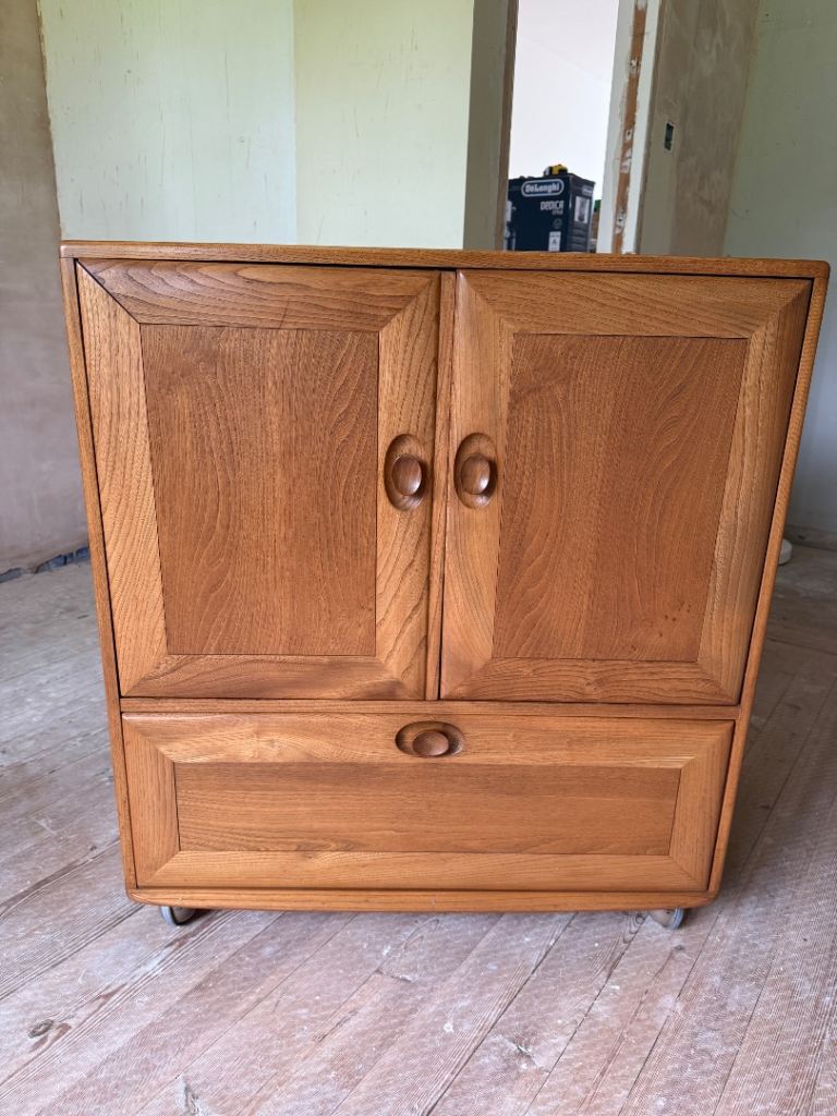 Ercol Windsor TV & Media Cabinet – Solid Elm – Excellent Condition