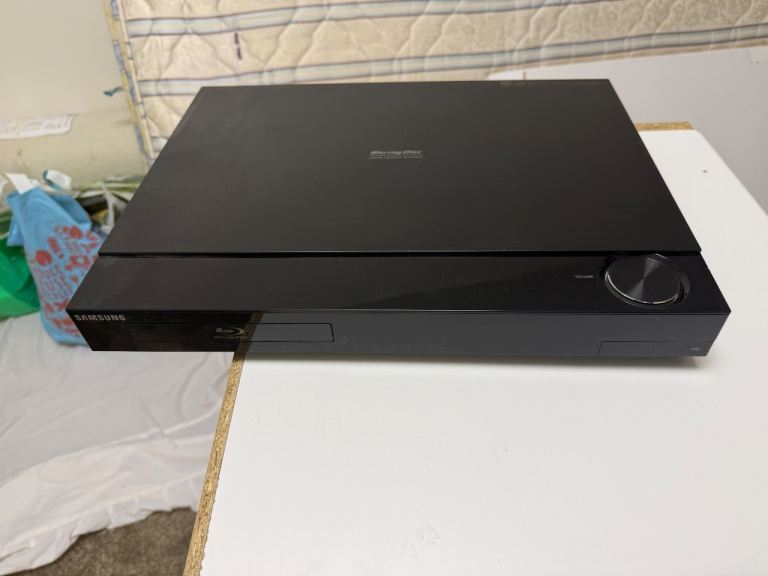 Samsung Blu-ray Player with Full Speaker System - Good Condition