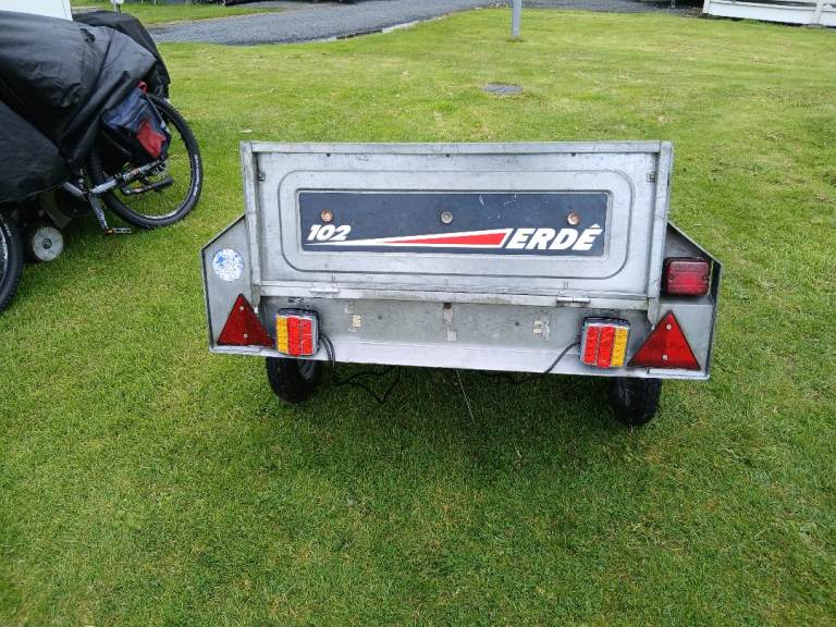 Trailer erde 102