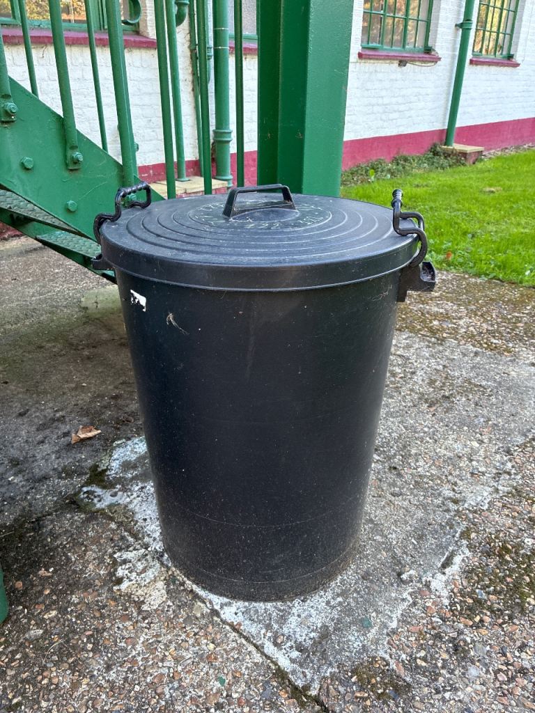 Rubbish or garden bin, like new