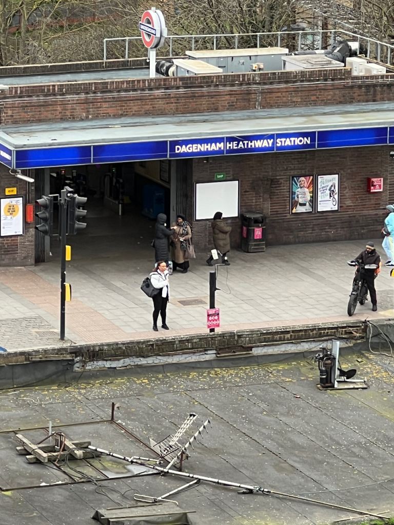 2/3 bedroom flat opposite Dagenham Heathway station 