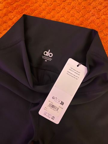 Alo Yoga 7/8 High-Waist Airbrush Leggings - Black, New with Tags, 50.00  for Sale