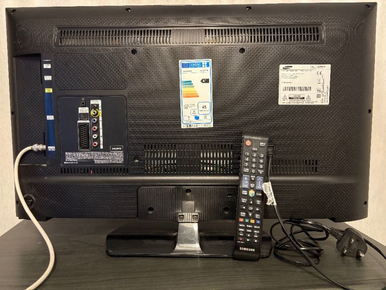 32 inch Samsung TV (Model UE32H5000AK) 