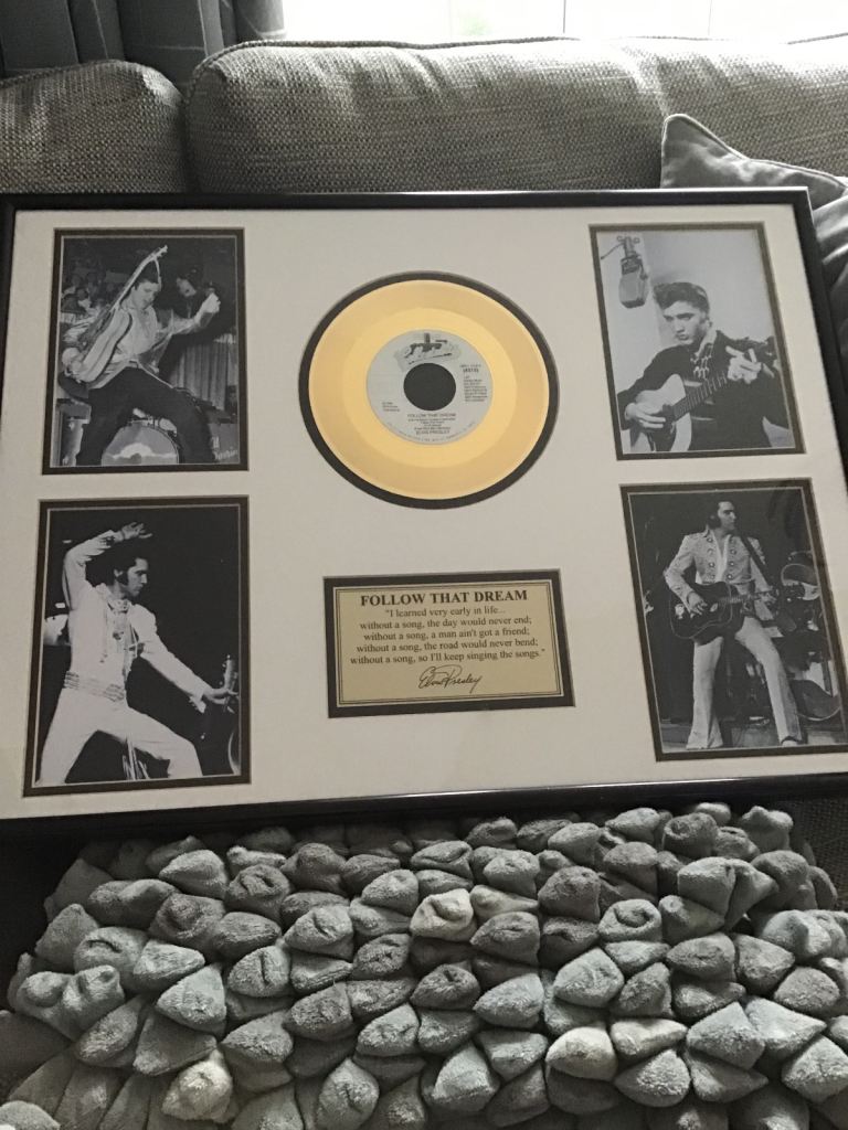 Elvis signed disc 