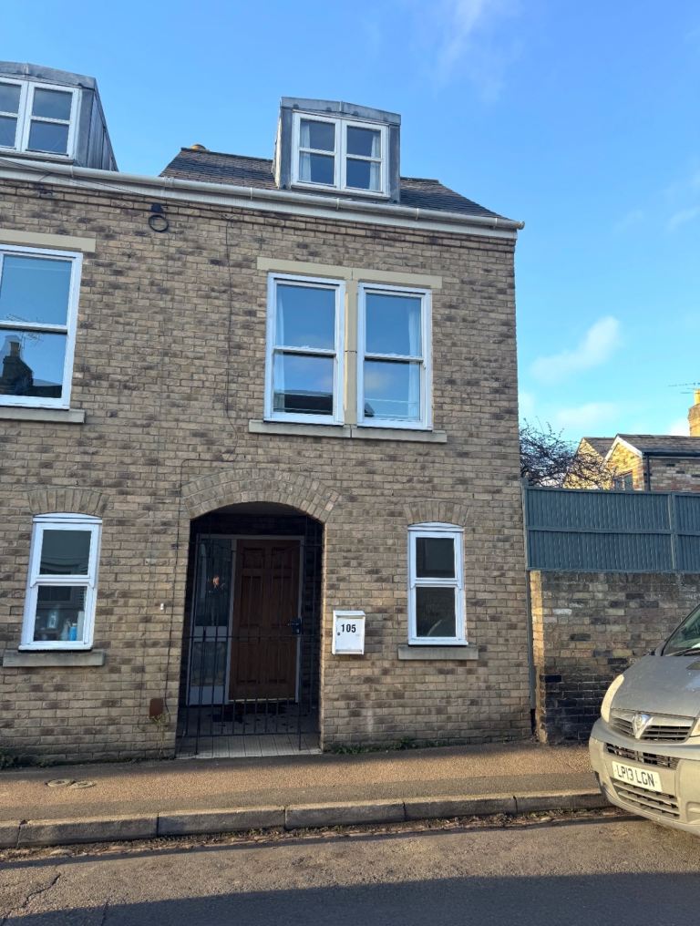 Unfurnished Modern 2 Bedroom Town House, Cambridge. 