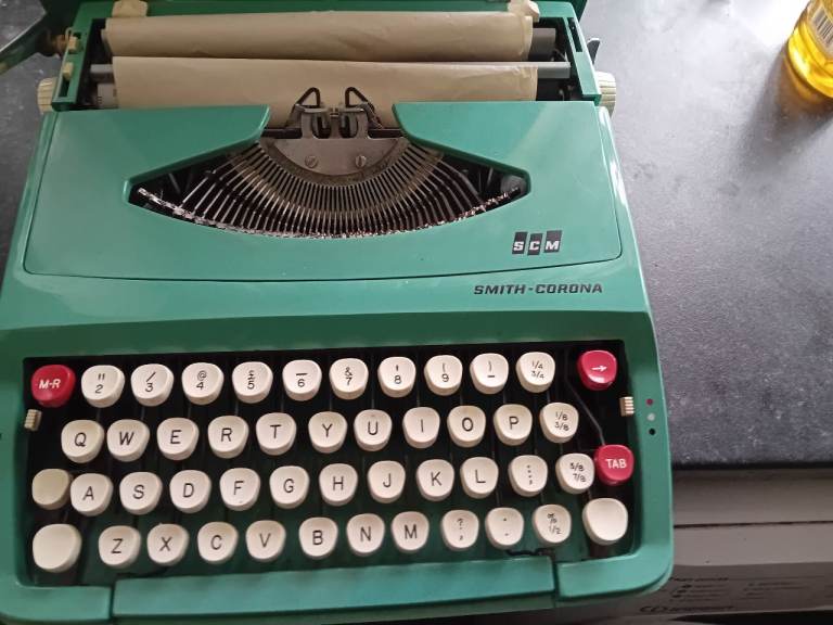 Smith corona typewriter vintage retro excellent condition 