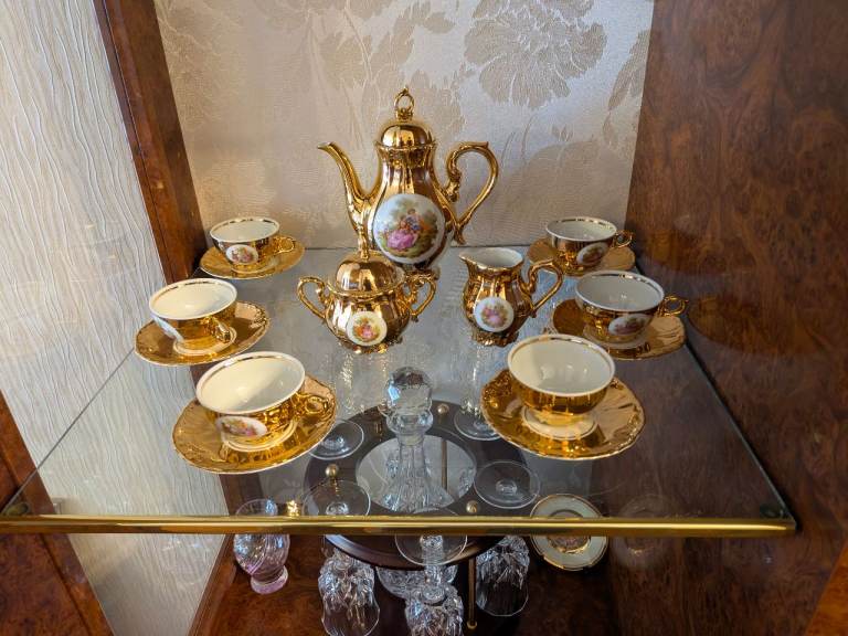 COLLECTORS JOB LOT: Giuseppe Armani Figurines & Fine Bone China Sets