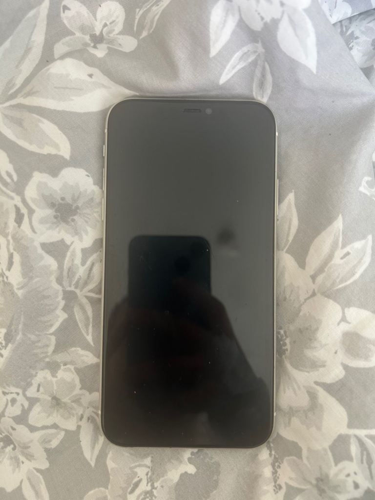 White iPhone11 64gb I am open up to offers 