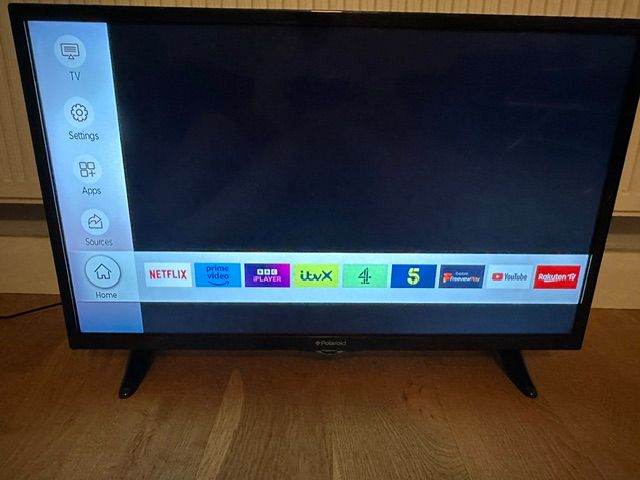 Polaroid P32FPA0119A 32" FHD Smart LED TV. with remote and stand/ legs as seen on pic 