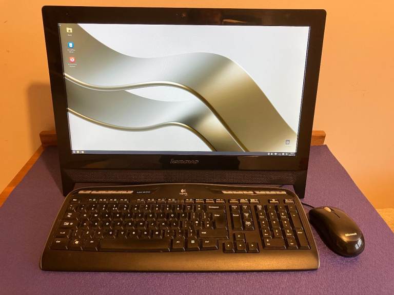 Lenovo AMD All in One Desktop pc (Linux Mint operating system)
