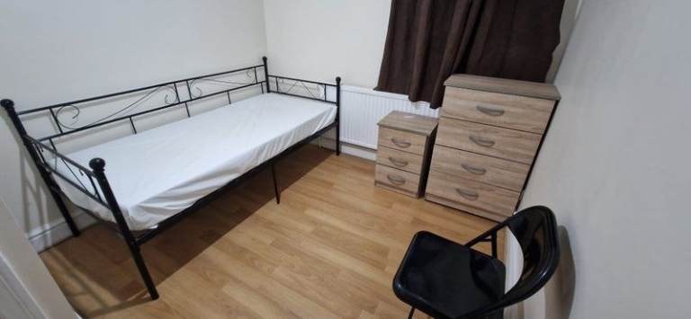 Double Sized Room, Furnished, all bills included, E6 EastHam. £680 per month. Houseshare