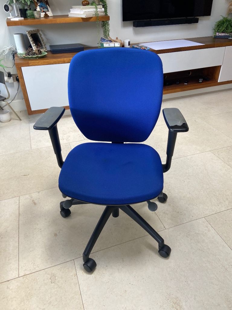Blue Office Chair with Armrests – Good Condition