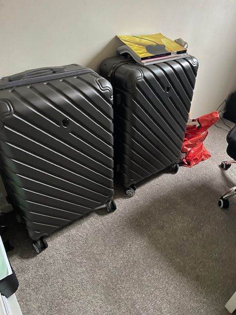 2x Large Hard Shell Suitcases – Excellent Condition – Matching Set – Grey