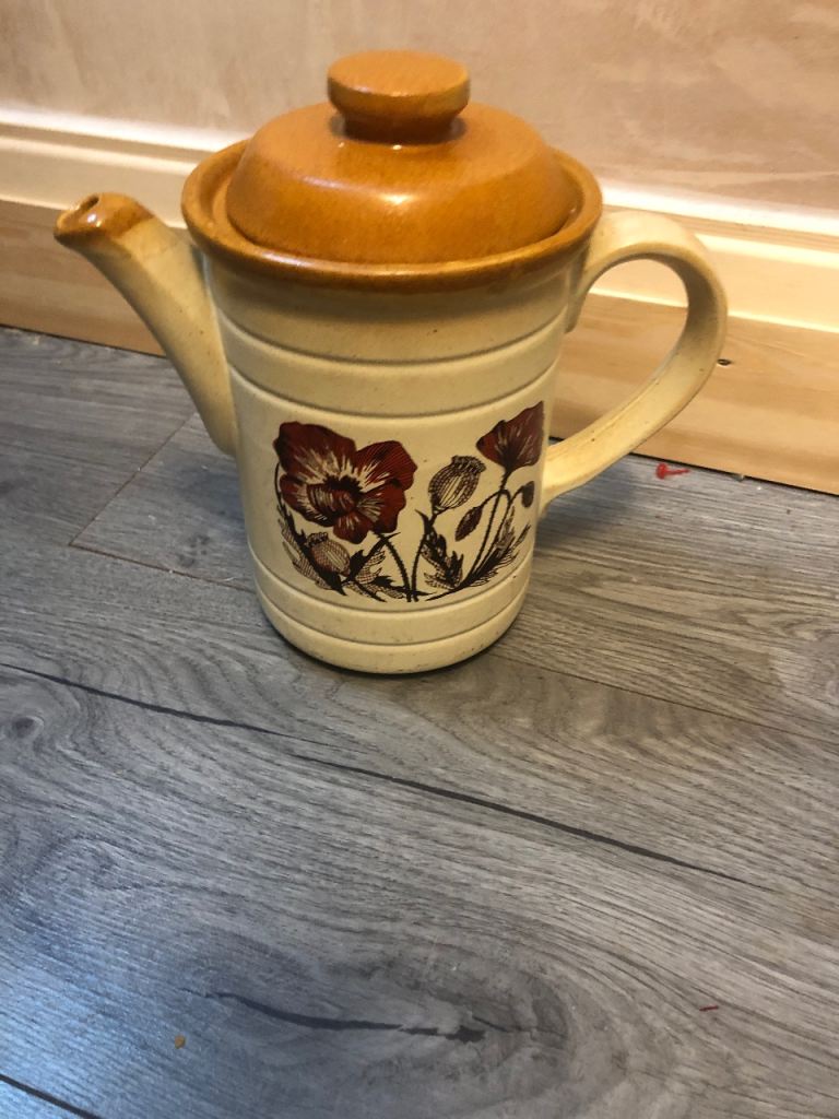 Vintage Ceramic Teapot with Poppy Design – Good Condition