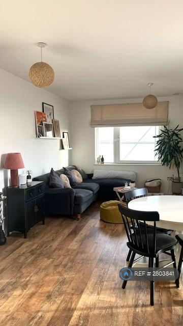 1 bedroom flat in Saxon House, Hackbridge, SM6 (1 bed) (#2803841)