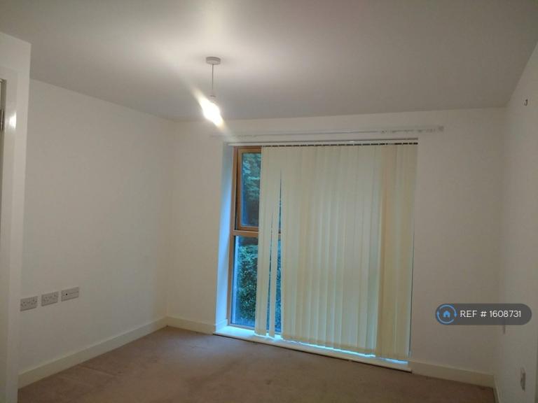 1 bedroom flat in Bills Included, Weybridge, KT13 (1 bed) (#1608731)