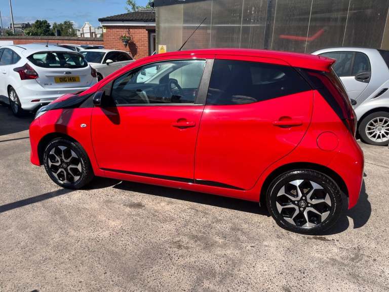 TOYOTA AYGO 1.0 VVT-i x-trend in Super Red 2021