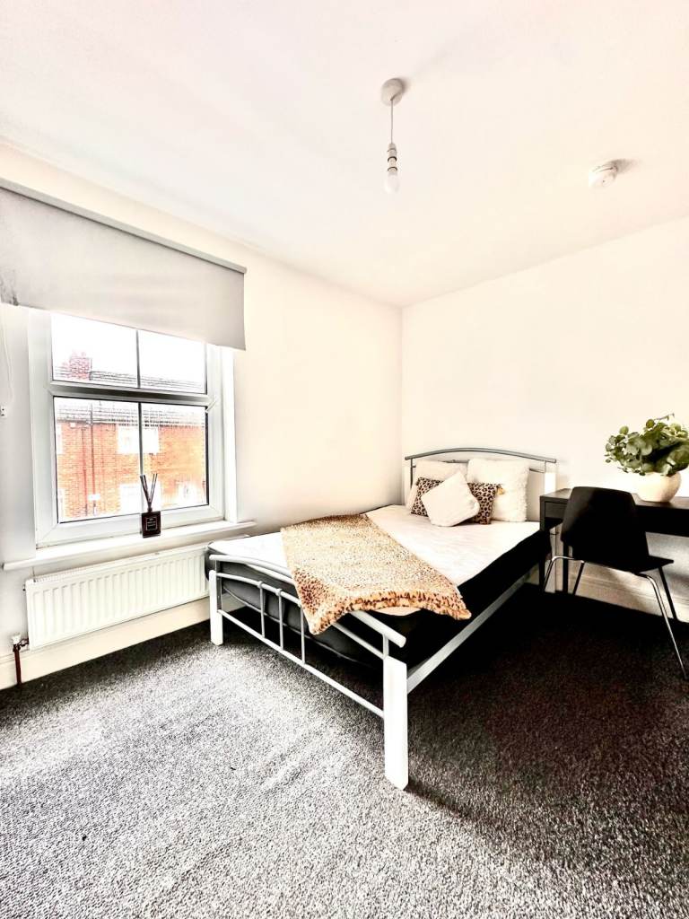 Spacious & Cosy Double Room For Rent AT CV1 2HT