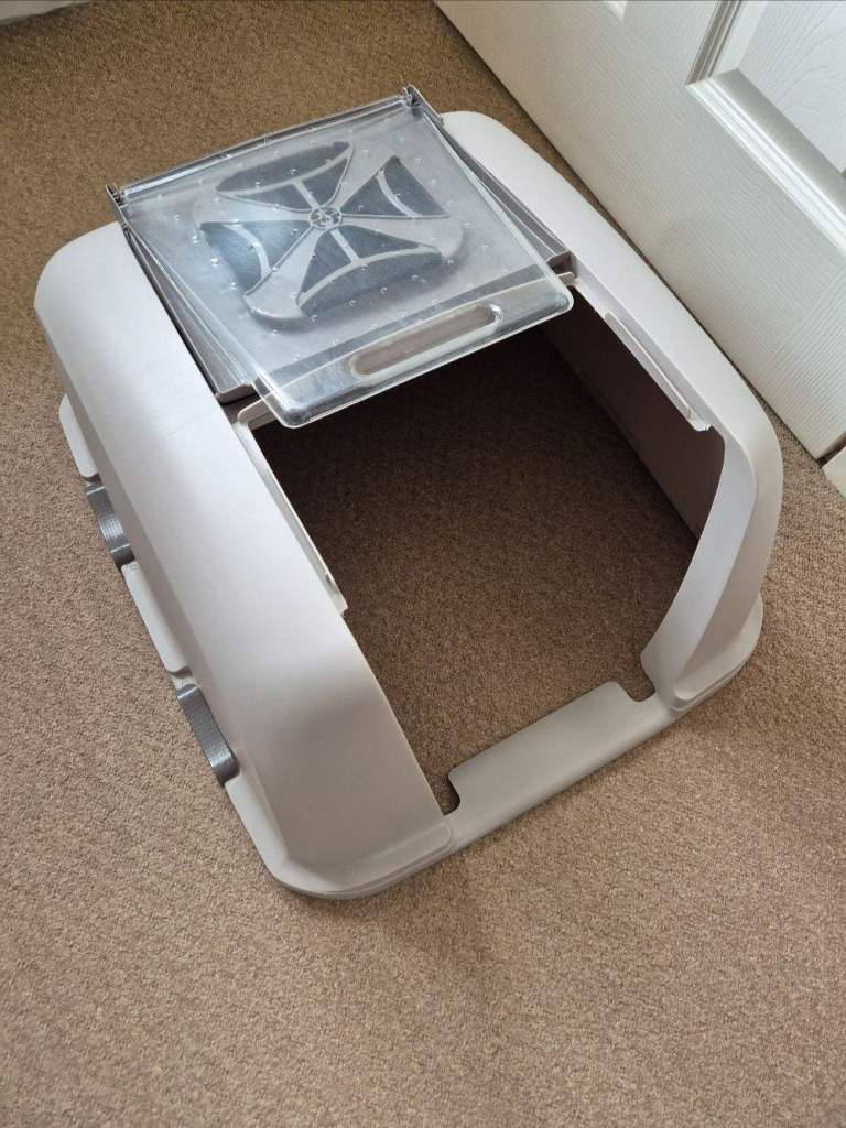 Catit Jumbo Hooded Cat Litter Box White and Grey in good but used condItion, 57cm x 46.5cm 50cm