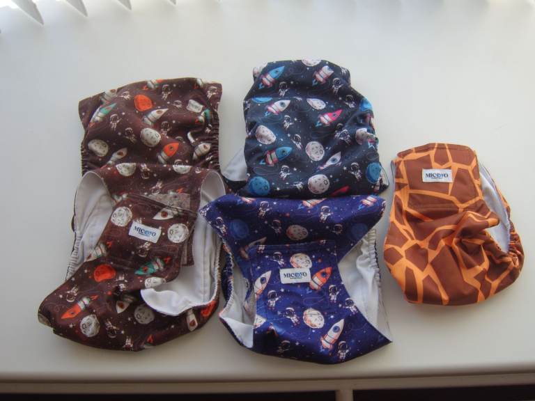 5 dog nappies   4 extra large   1 large