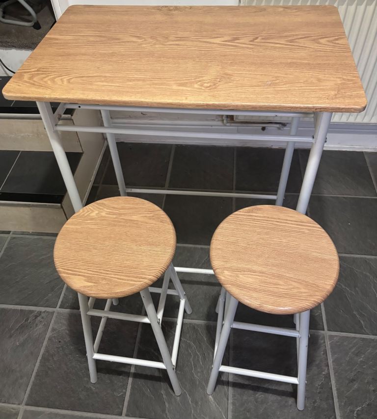Breakfast bar & stools