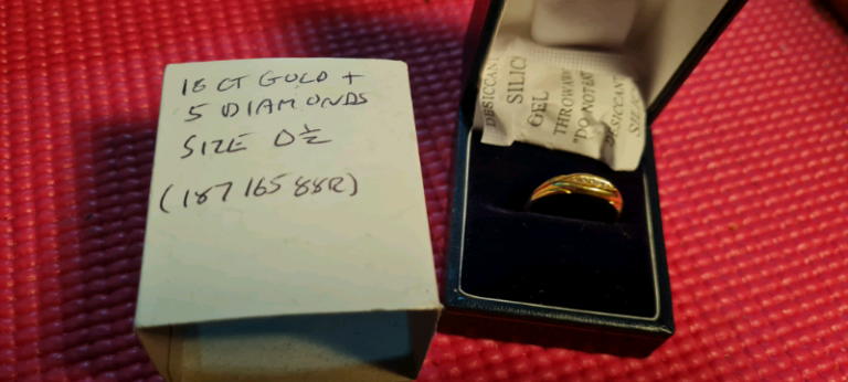 18ct Carat gold ring and 5 diamonds