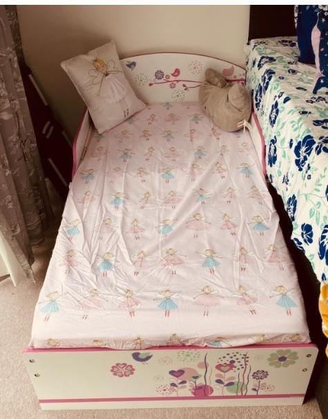 Toddler Bed Used like new with matress