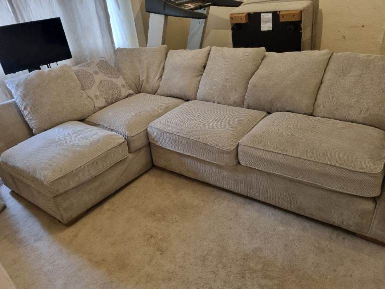 Corner sofa L shape  good condition dlevery available 