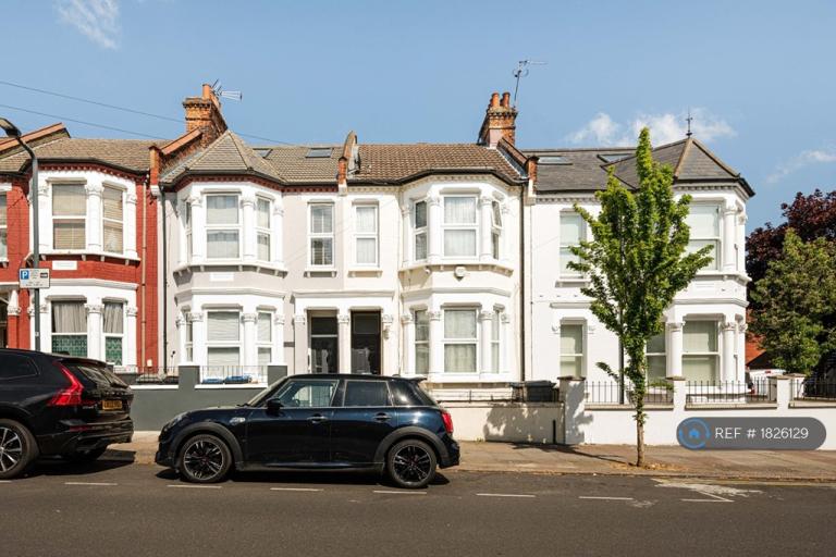 3 bedroom flat in Leghorn Road, London, NW10 (3 bed) (#1826129)