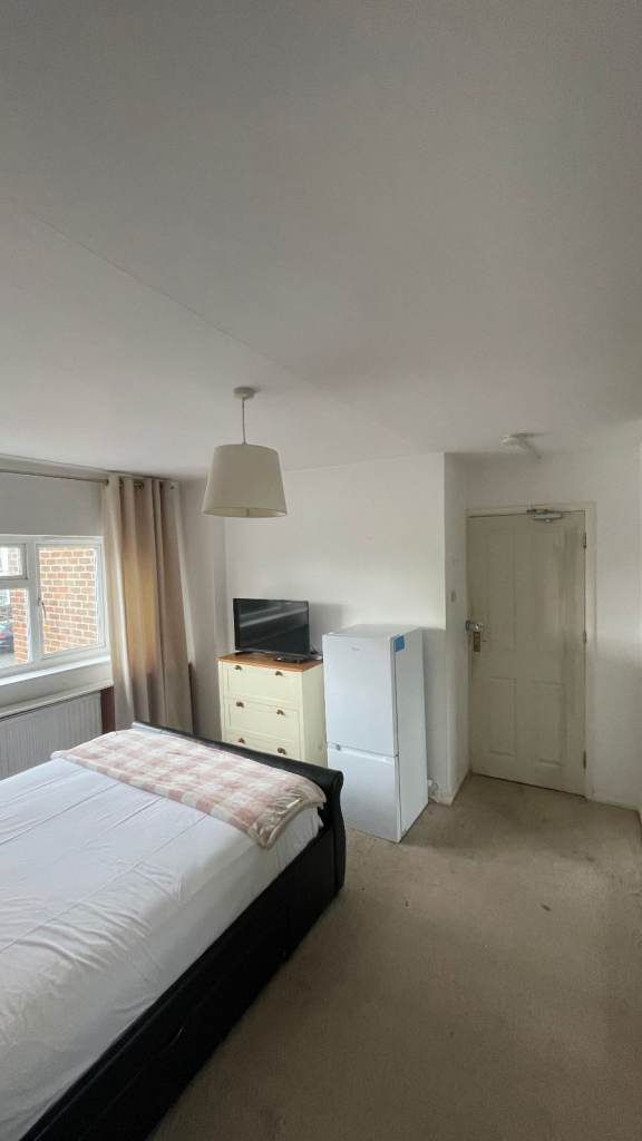 Double Room available - Guildford GU2
