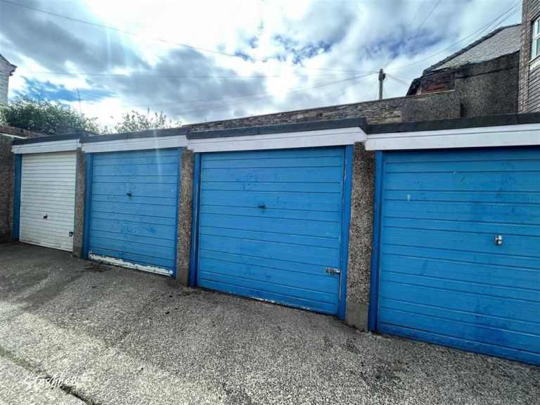 Garage to rent in Banstead (SM7) | Stashbee