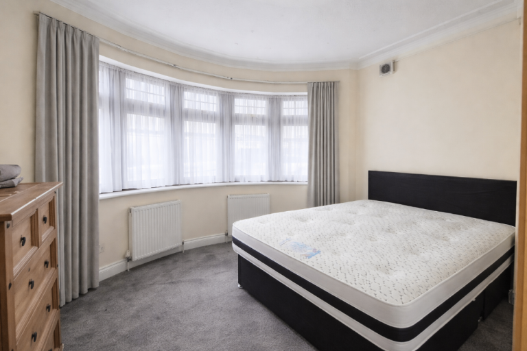 two bedroom flat to rent on Hendon way garden flat available now 