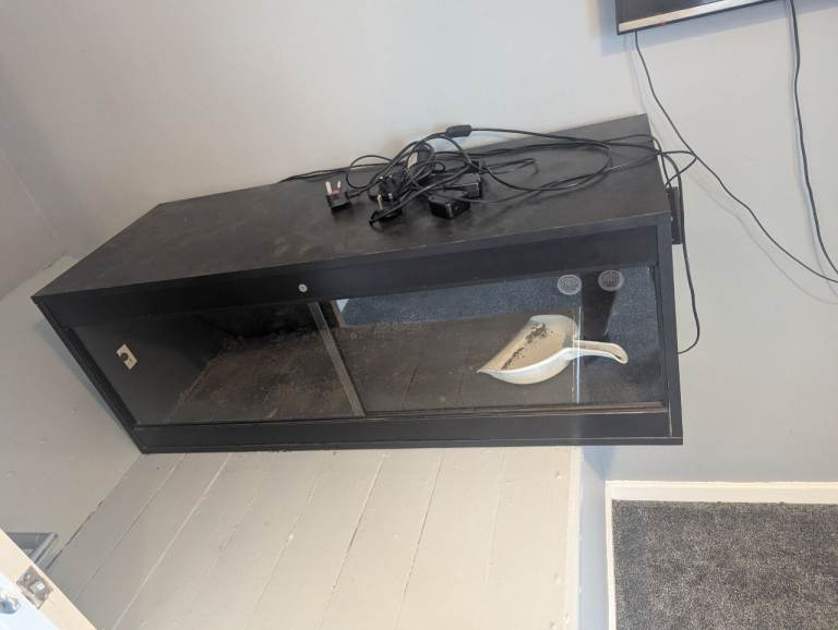 Tortoise enclosure Check description