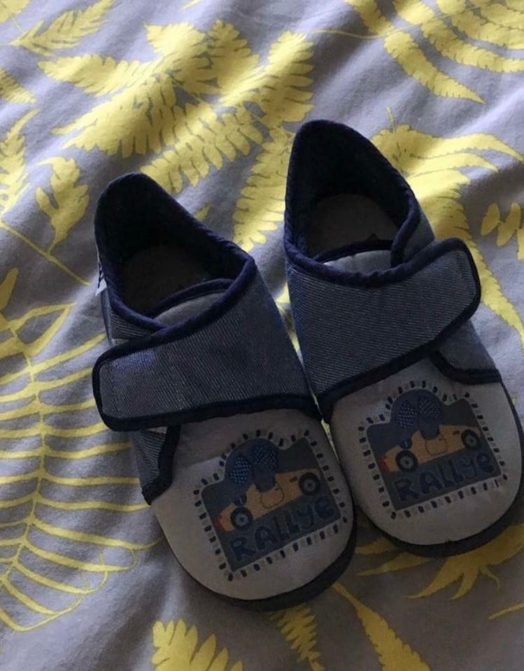 Younger boys slippers size 5.5(EU22)