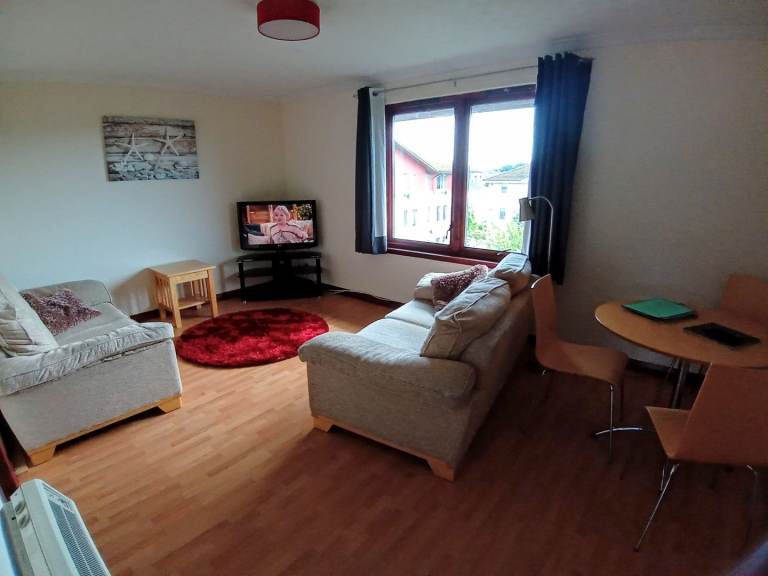 One Bedroom Flat, Top Floor , great views , dedicated parking, central